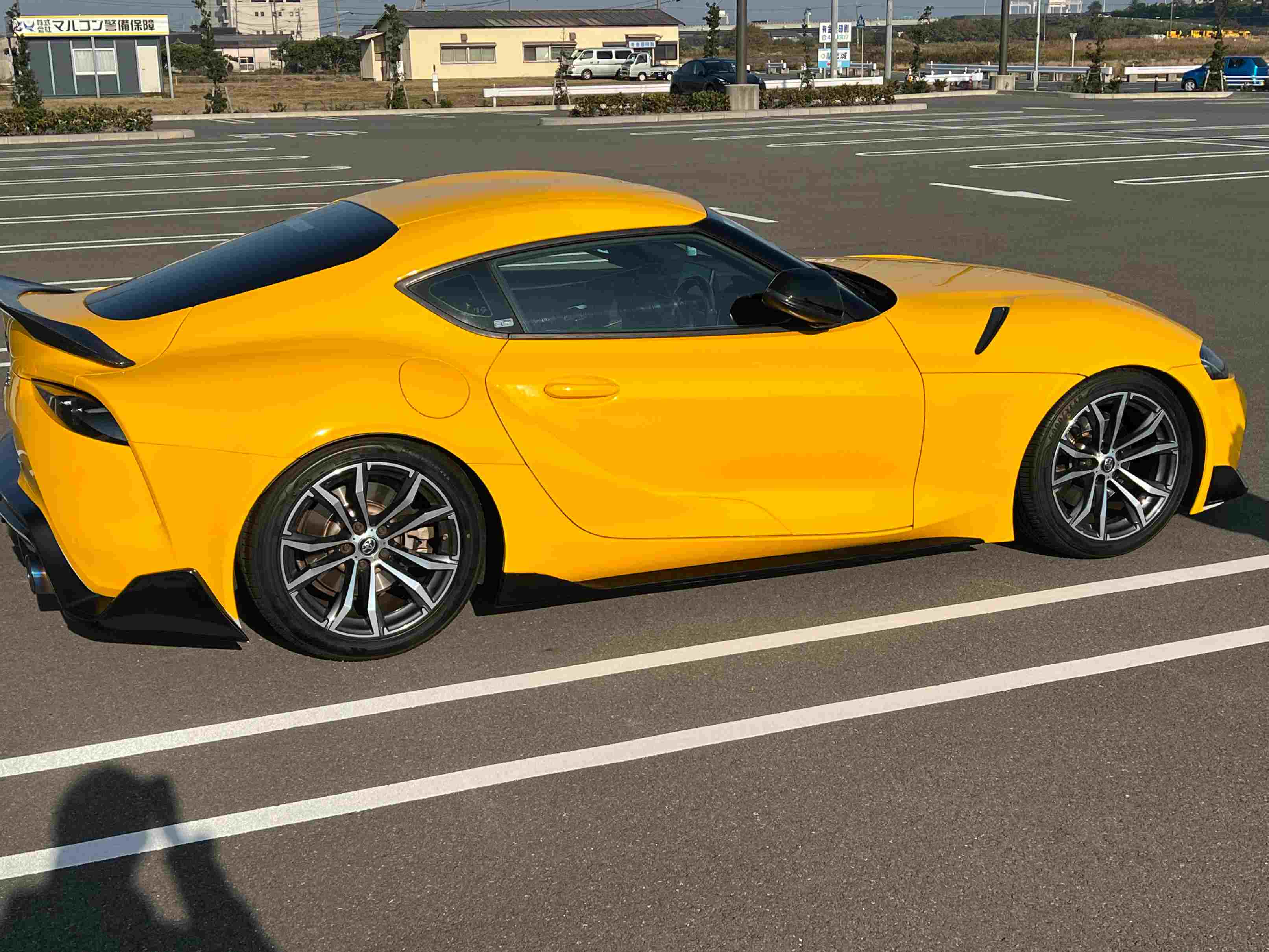 Toyota GR Supra ライトニングイエロー カーラッピング 完成 サイドビュー 全体